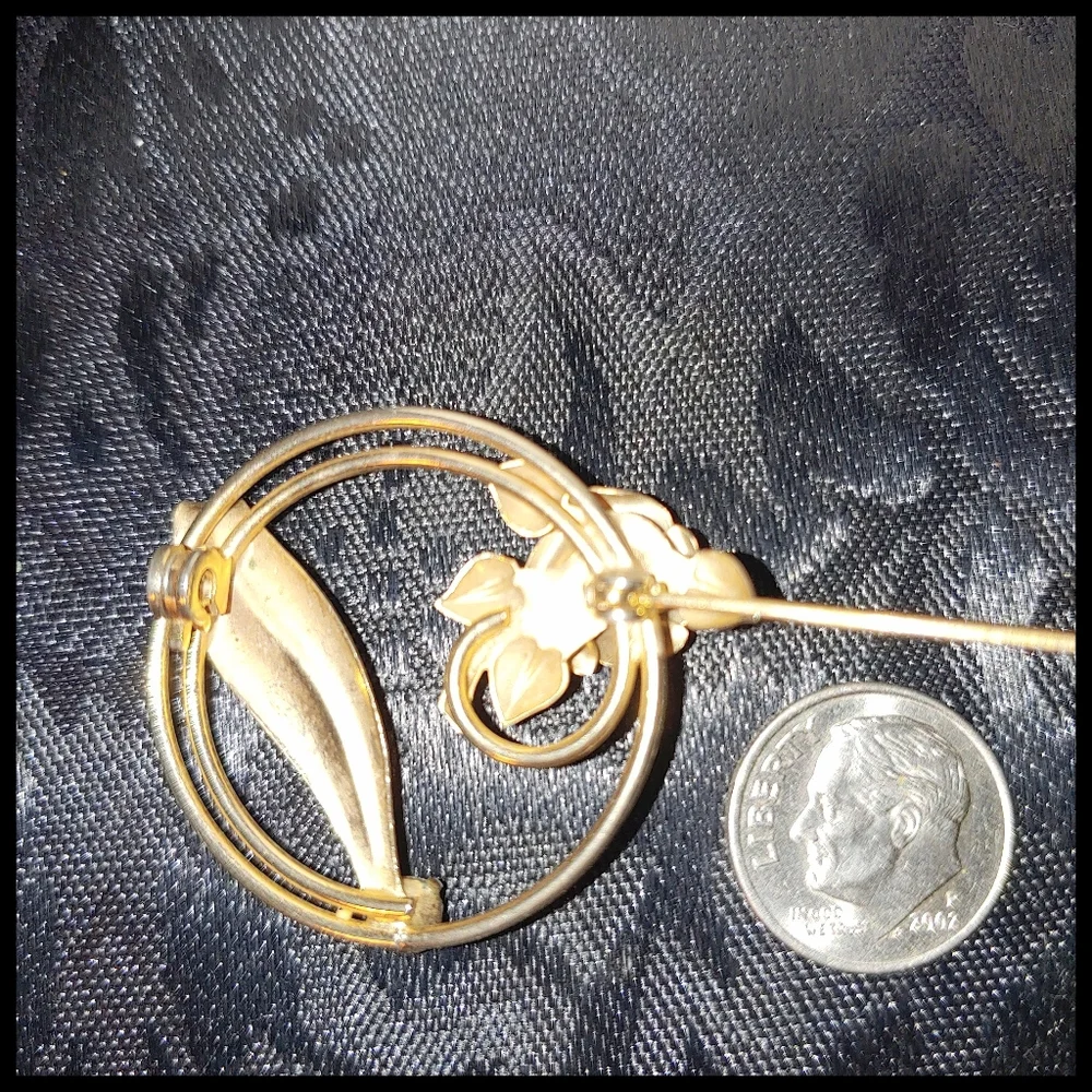 Vintage Rose Circle Brooch - Picture 3 of 3